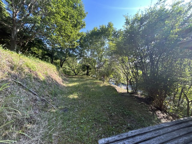 自然と呼応する、圧倒的に独創的な美しさ「住める芸術」　熊本県玉名市山田の庭|段々畑の名残を活かした、広大な庭。自分たちだけの「森」を育む、贅沢な田舎暮らしは
いかがでしょう。