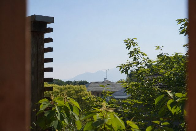 自然と呼応する、圧倒的に独創的な美しさ「住める芸術」　熊本県玉名市山田の展望|遥か雲仙を望む、至高の夕映え。沈みゆく太陽と対話する時間が、人生をより豊かに彩り
ます。