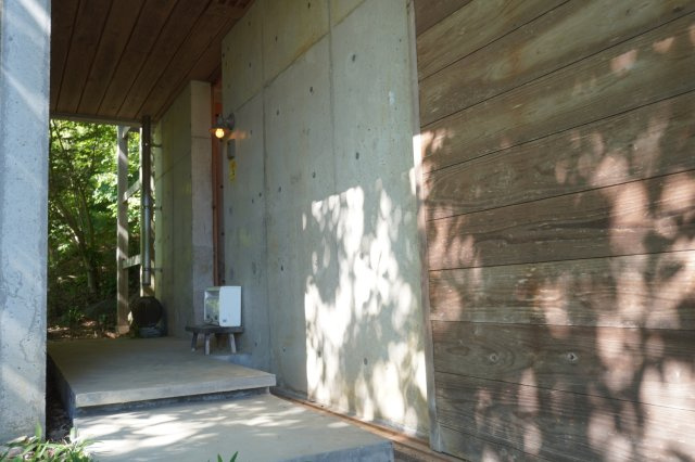 自然と呼応する、圧倒的に独創的な美しさ「住める芸術」　熊本県玉名市山田の玄関|木漏れ日が揺れる玄関。重厚な佇まいが演出する圧倒的な期待感。風格漂う、名建築
の入り口。