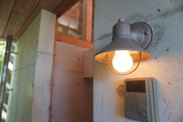 自然と呼応する、圧倒的に独創的な美しさ「住める芸術」　熊本県玉名市山田のその他|玄関前の灯り。こだわりが宿る照明が細部にほどこされています。夜は情緒溢れる演出が
叶います。