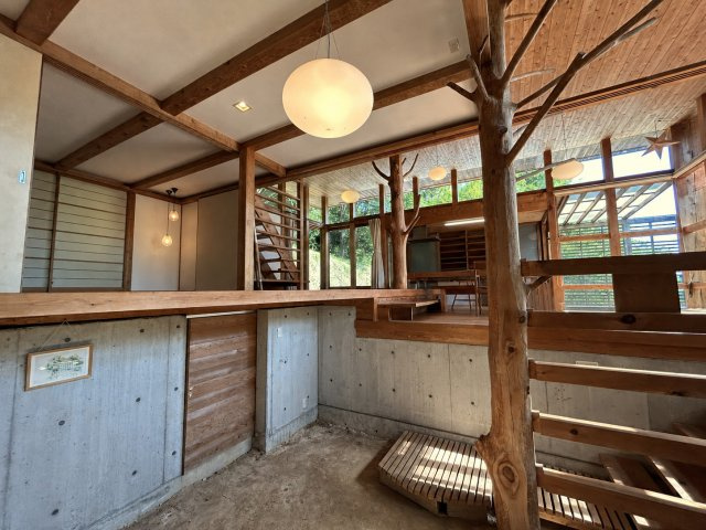 自然と呼応する、圧倒的に独創的な美しさ「住める芸術」　熊本県玉名市山田のその他|自由な発想を叶える広々とした土間空間。ギャラリーなどの拠点としても高いポテンシャルを
発揮します。