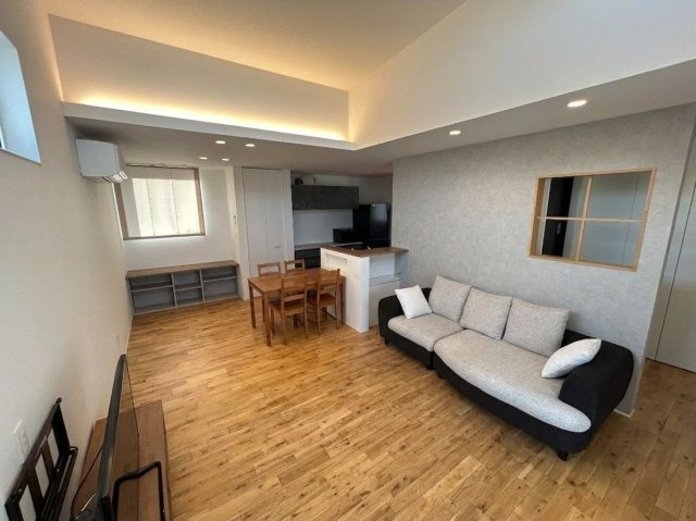 住み心地まで デザインされた家　熊本県熊本市北区高平の居間・リビング|吹抜と調光式の間接照明が織りなす光の演出。
開放的なリビングを、好みの雰囲気に仕上げてみませんか。※