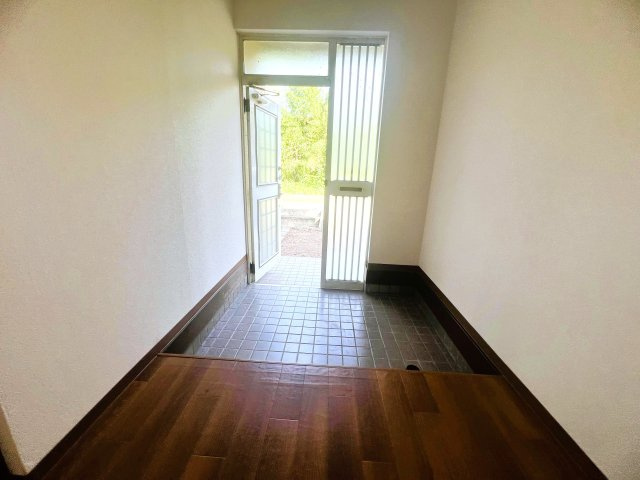熊本県熊本市南区城南町東阿高　～令和8年7月リフォーム！内外装綺麗で快適な住環境～の玄関|大きな格子窓とガラスから光が差し込み、明るい玄関が家族や来客を迎えます。