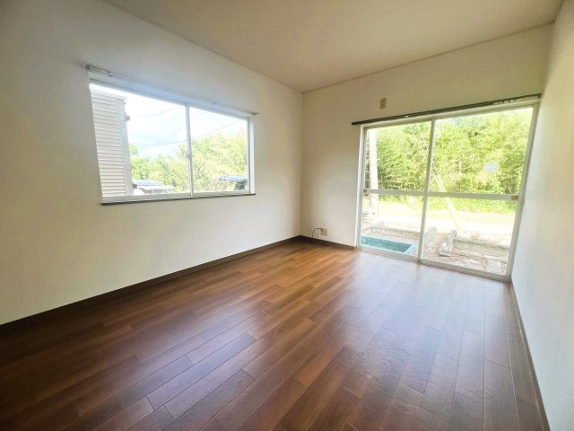 熊本県熊本市南区城南町東阿高　～令和8年7月リフォーム！内外装綺麗で快適な住環境～の洋室|2面採光の大きな窓から光と風が通り快適に過ごせます