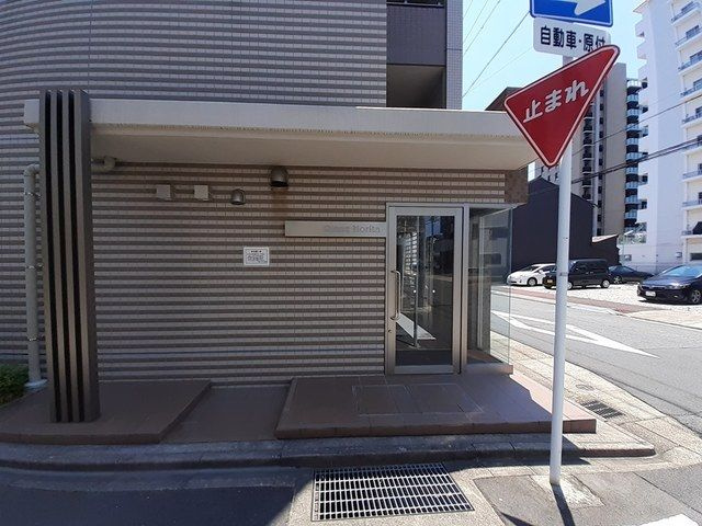 グランツ堀田のエントランス