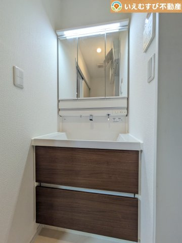 滑川町月の輪6丁目　中古戸建の独立洗面台|3面ミラーの後ろは収納スペースを完備
生活感のあるものは隠して、スッキリシンプルな洗面台に！清潔感のある空間♪