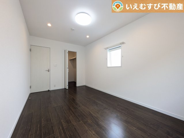 滑川町月の輪6丁目　中古戸建の洋室|ナチュラルな色合いが落ち着くお部屋
シンプルな内装のお部屋なので自分でコーディネートしても楽しそうですね♪