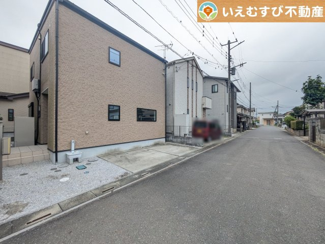 滑川町月の輪6丁目　中古戸建の前面道路含む現地写真|安心の広々6ｍ前面道路
6ｍの前面道路はお車の駐車が楽々！すれ違える広さが確保されています♪