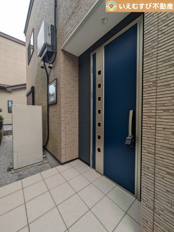 滑川町月の輪6丁目　中古戸建のエントランス|落ち着いた色づかいのエントランス
駐車場からアクセスの良いエントランス。雨の日や荷物が多くても安心の動線♪