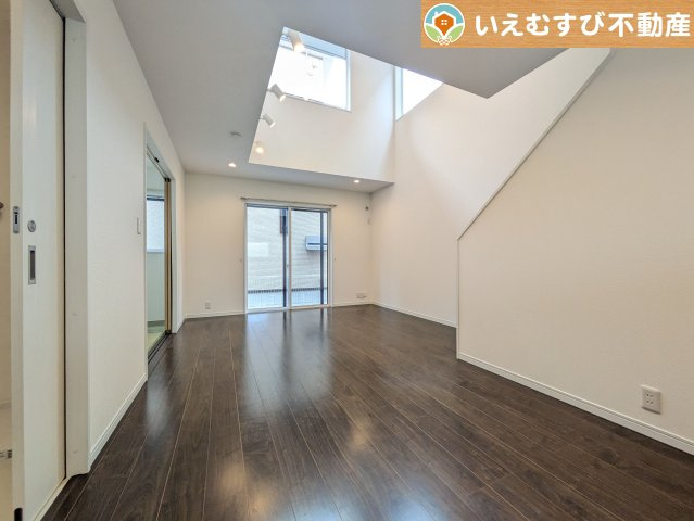 滑川町月の輪6丁目　中古戸建の居間・リビング|開放感と採光にこだわったＬＤＫ
吹き抜けのあるリビングで開放的で明るくくつろげる空間♪