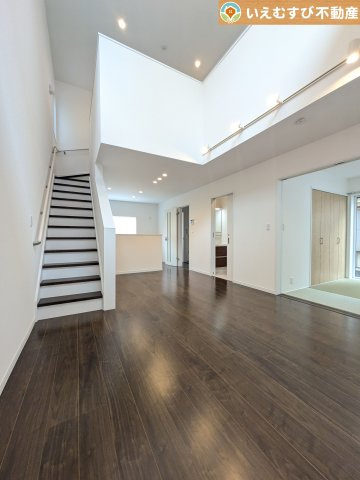 滑川町月の輪6丁目　中古戸建の居間・リビング|開放感と家族との距離感にこだわったＬＤＫ
採光たっぷりのリビングで休日には家族みんなでくつろげそうですね♪