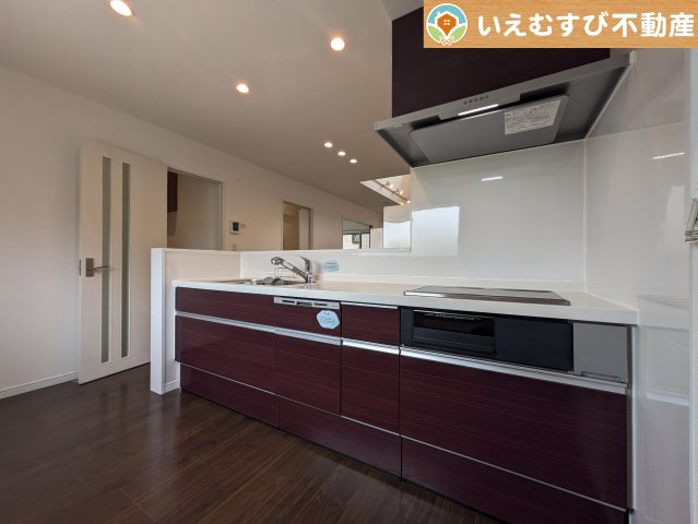 滑川町月の輪6丁目　中古戸建のキッチン|機能性収納性に溢れるキッチン
収納もたっぷり付いていてすっきり片付く！毎日楽しくお料理が出来そうです！