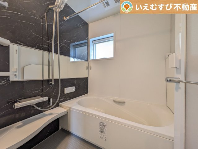 滑川町月の輪6丁目　中古戸建の浴室|モダンな配色の落ち着いた浴室
ダークトーンの壁面がアクセントになっておしゃれ！窓付きで空気の入れ替えも出来ます！