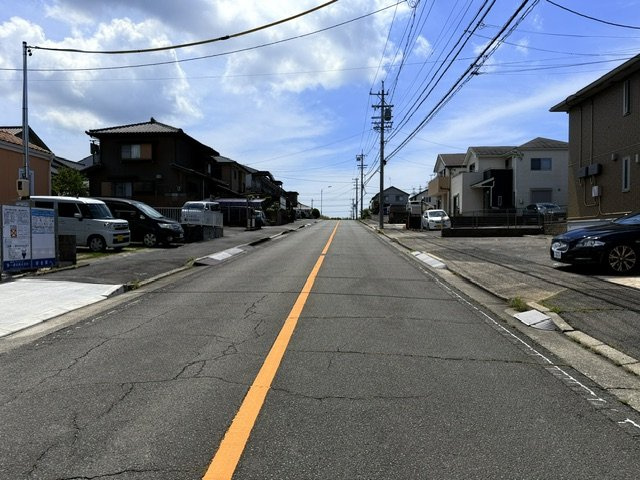 リーブルガーデン知多市梅が丘第5　2号棟の前面道路含む現地写真|●○前面道路○●
5.9ｍの前面道路。