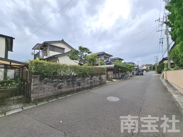 【前面道路含む現地写真】 | 前面道路は６ｍ幅の広いで道路です。
