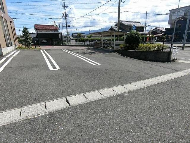 セレニータＢの駐車場