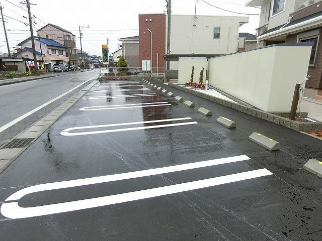 フラン・ブローテＡの駐車場