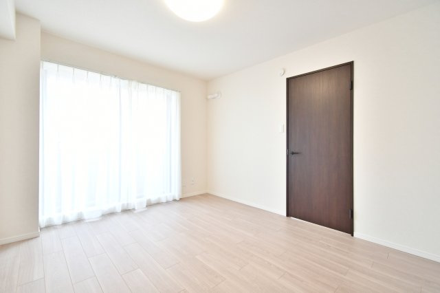 コート浦和常盤の洋室|【洋室：7.0帖】LDKのお隣のお部屋です。大きなクローゼット付きで、季節ものやライフスタイルに合わせてお使いいただけます。自然光が入りこむので寝室にするのも良し、プライベートのお部屋にするのも良し◎