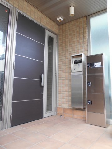 府中市本宿町２丁目のアパートのエントランス