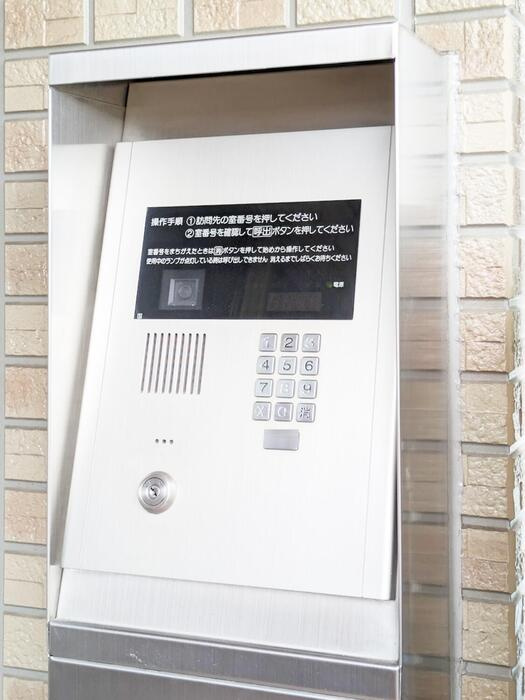 府中市本宿町２丁目のアパートのエントランス