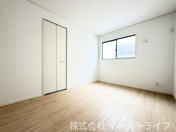 【新築戸建】　いわき市四倉町第19の洋室|同社施工写真　フローリングのお部屋は耐久性があり傷が付きにくいので、一般的な使用ではメンテナンスはあまり必要ありません。また、汚れたらさっとふき取るだけで、きれいな場外を保つことができます。