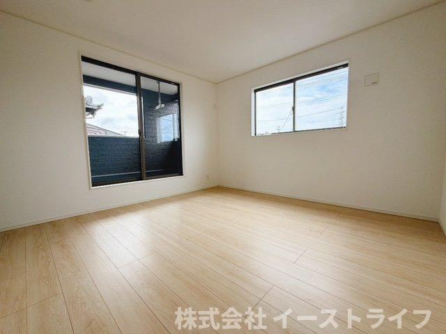 【新築戸建】　いわき市四倉町第19の寝室|同社施工写真　家具などのインテリアともマッチしておしゃれ感が出しやすく、身の回りの整理がしやすいのも洋室の魅力です◎