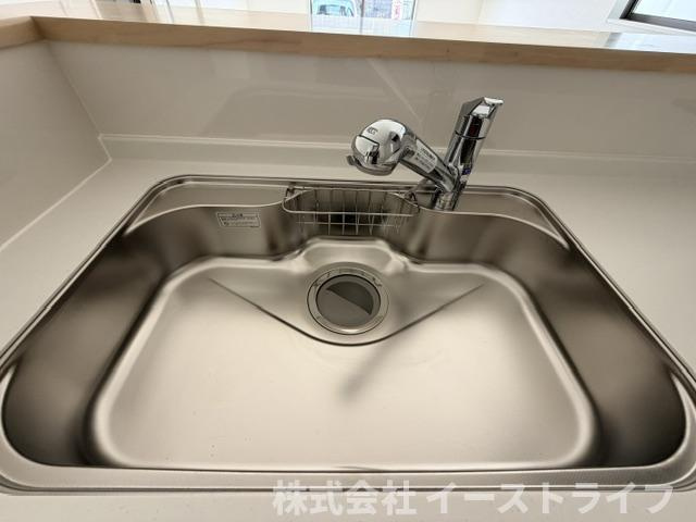 【新築戸建】　いわき市四倉町第19のキッチン|同社施工写真　浄水器一体型水栓です◎対面式キッチンなので、リビングルームにいるご家族の様子を見ながら調理ができ、小さなお子様がいるご家庭でも安心です。
