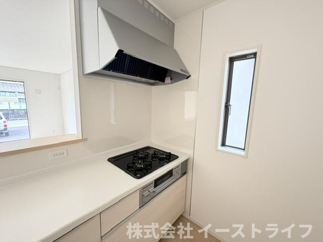 【新築戸建】　いわき市四倉町第19のキッチン|同社施工写真　ガス火3口、魚焼きグリル、調味用入れがついています！