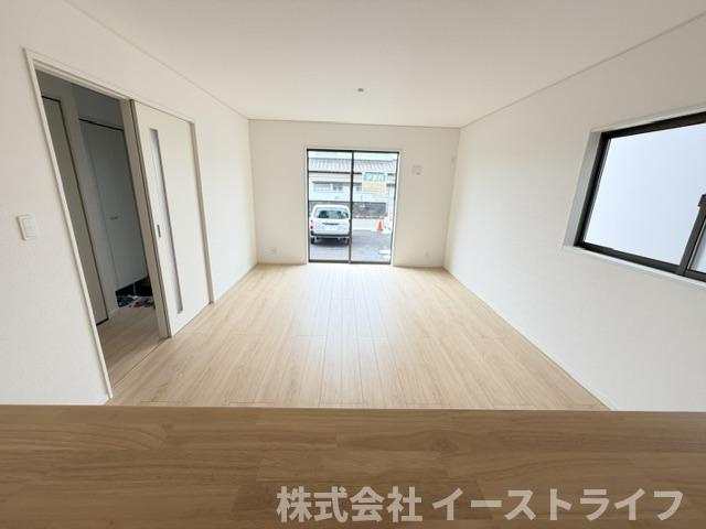 【新築戸建】　いわき市四倉町第19の居間・リビング|同社施工写真　キッチンからリビングへの目線です◎