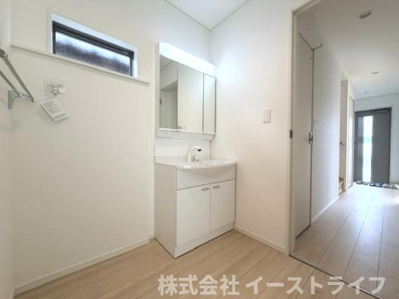 【新築戸建】　いわき市四倉町第19の独立洗面台|同社施工写真　朝の身支度に便利な独立洗面台です。3面鏡で鏡の裏には収納スペースがあり、小物などをすっきり片づけることができます。