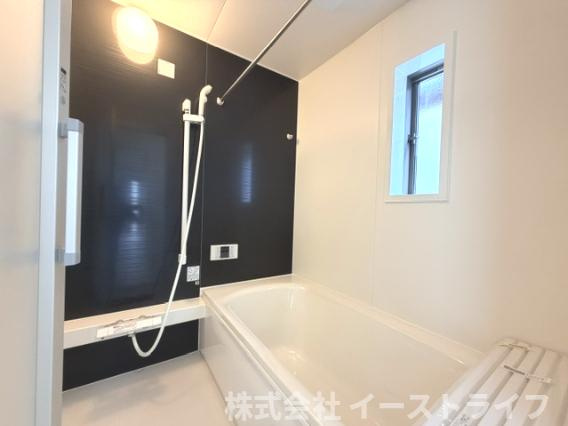 【新築戸建】　いわき市四倉町第19の浴室|同社施工写真　リラックスできる雰囲気の浴室です。洗い場が広々としています。浴槽も広くリラックスするには最適です。