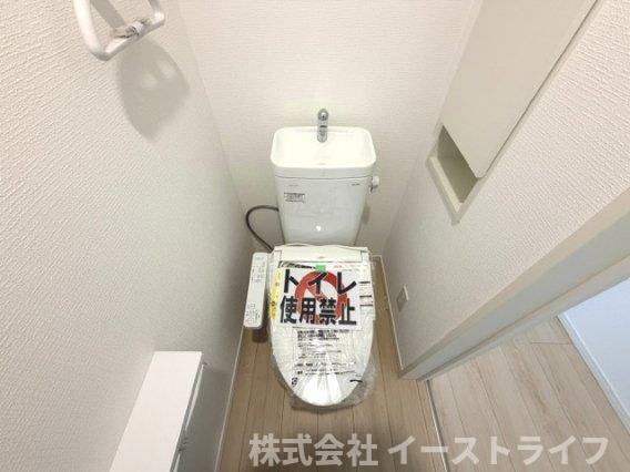 【新築戸建】　いわき市四倉町第19のトイレ|同社施工写真　落ち着いた色調のトイレで、温水洗浄機能付き便座です