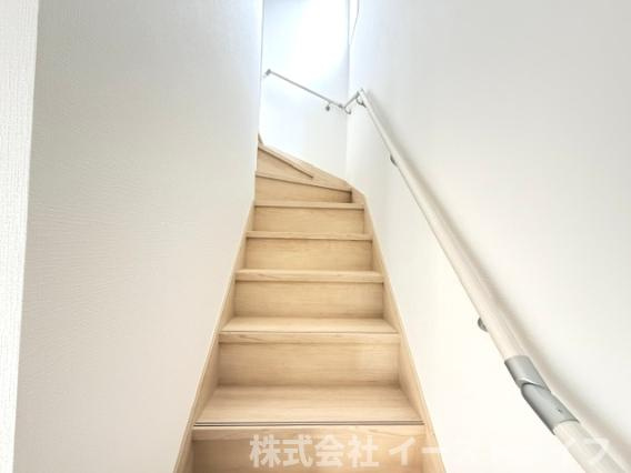 【新築戸建】　いわき市四倉町第19の内装|同社施工写真　階段スペースです。手すりが付いているので安心です。