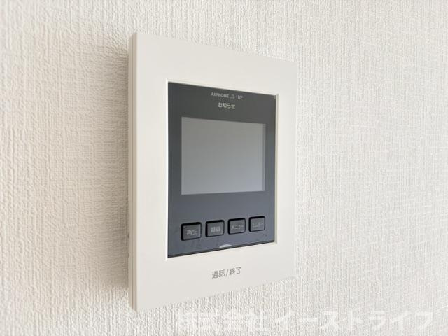 【新築戸建】　いわき市四倉町第19のセキュリティ|同社施工写真　テレビモニター付きインターフォンです。玄関のドアを開けることなく来客の顔や声を確認できるため、トラブルの防止につながります。