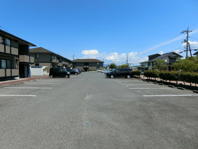 ユーステージ B棟の駐車場
