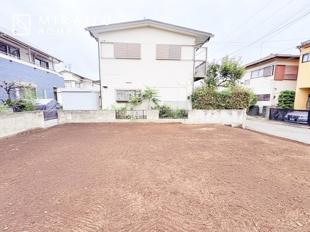 【前面道路含む現地写真】 | お車の運転に自信のない方でも安心かなと思います。とても解放感があり、日当たりも気持ちよさそうです。