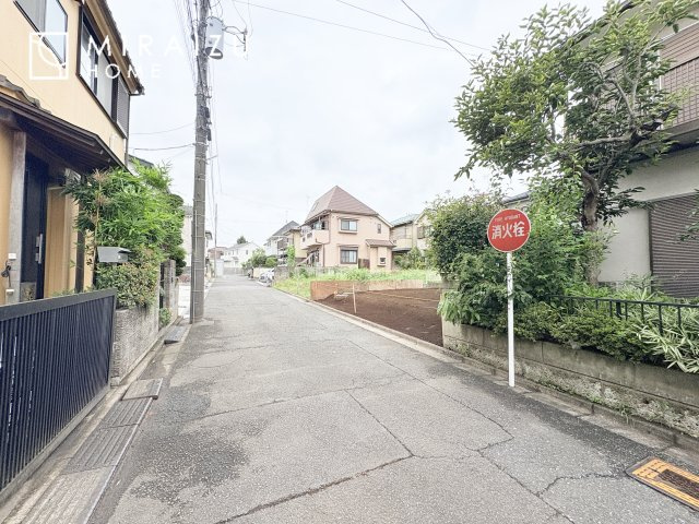 【前面道路含む現地写真】 | 通勤や家族の送迎など、毎日の生活にマイカーが欠かせない方にとって駐車場は大事な条件。敷地内にカースペースがあれば、お出かけやお買い物の際の搬入出も楽々です。