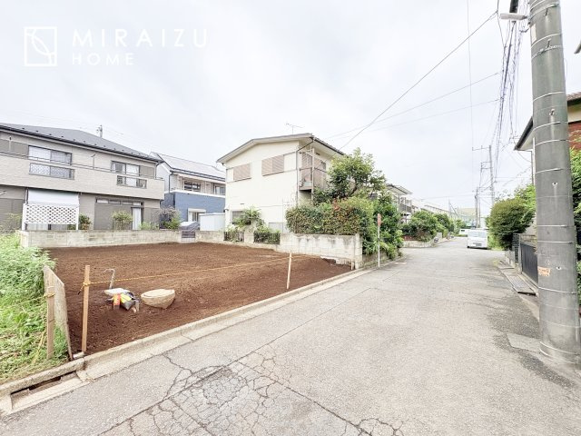 【前面道路含む現地写真】 | ＼静かな環境で落ち着いた暮らしをご希望のお客様／広さと価格のバランスの良いマイホーム！近隣施設にも恵まれ立地！詳細、ご見学希望・資料請求ミライズホームお気軽にお問合せ下さい♪