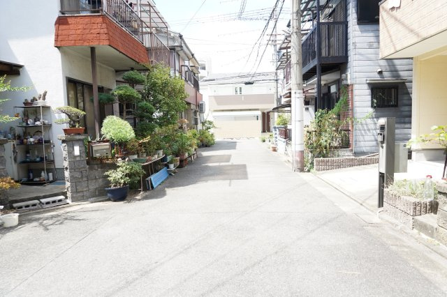 中古戸建　守口市大庭町1丁目（昭和51年築）【フルリノベ済】の前面道路含む現地写真