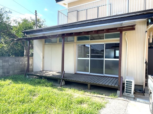 東郷90TC貸家のその他|屋根付きウッドデッキ