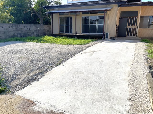 東郷90TC貸家の駐車場|縦列2台舗装　砂利敷き1台（車種により2台可）　計3台可