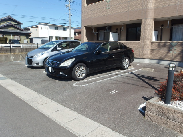 イーストパレス壱番館の駐車場