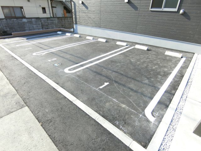リブリ・ハイツ萩の台の駐車場|駐車場があるので、車を買う予定の方も安心です
