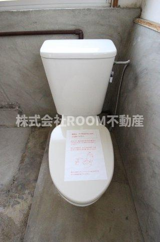 福田貸家のトイレ|落ち着いた色調のトイレです