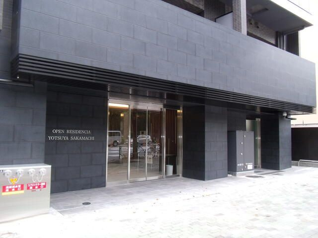 オープンレジデンシア四谷坂町のエントランス