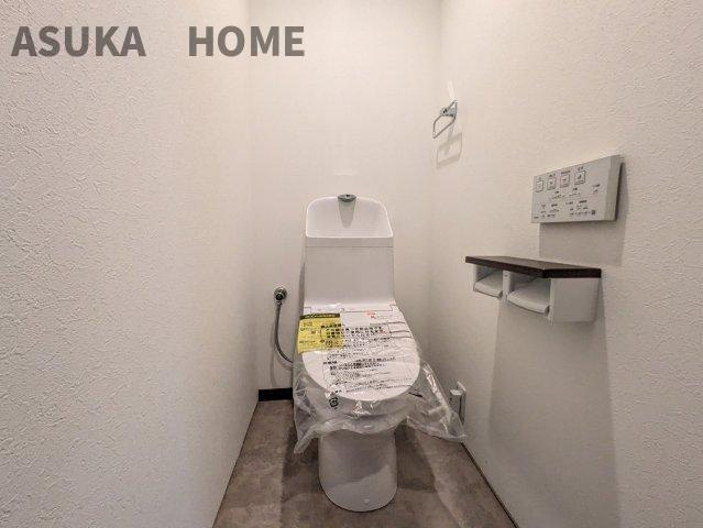 東急ドエル江田ロビ二アのトイレ|温水洗浄便座のトイレ設備です。奥行きの有るゆったりしたスペースのトイレ空間です。