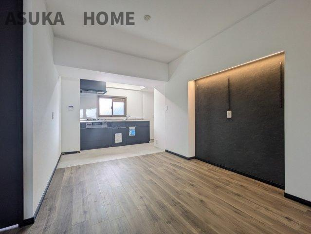 東急ドエル江田ロビ二アの居間・リビング|ゆとりのあるダイニングスペースになっているので大きなテーブルで囲む食事の時間も楽しめそうですね。