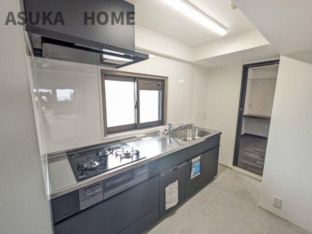 東急ドエル江田ロビ二アのキッチン|広々とした作業台はお料理の手際が良くなり自分時間も確保できますね。食洗器付きで片付け効率◎