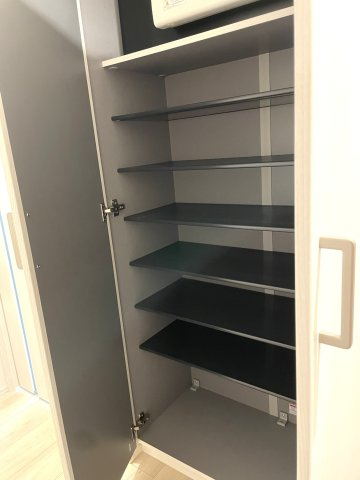 リシェ広尾の玄関|シューズBOX、
上部に50Aのブレーカーが設置されています。