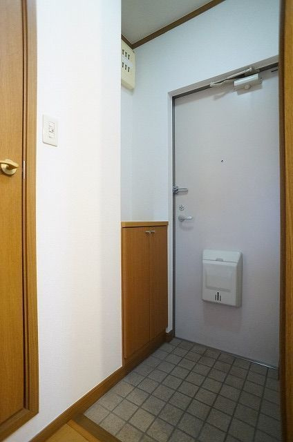 コガネハラーゼ・ナミキの玄関